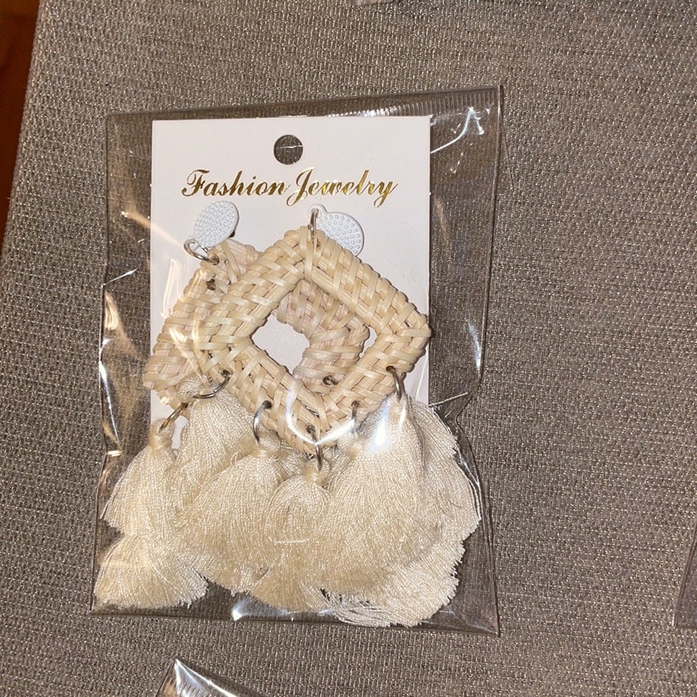 White wiker with fringe